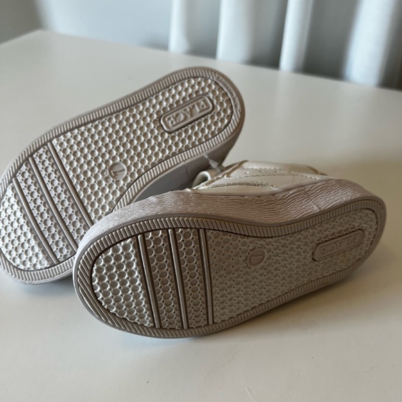 White toddler tennis shoes, size 7 - Picture 3 of 3